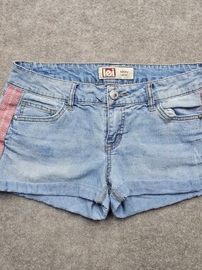 LEI Ashley Low Rise Y2K Denim Shorts Size 9 Pink Embroidered Boho